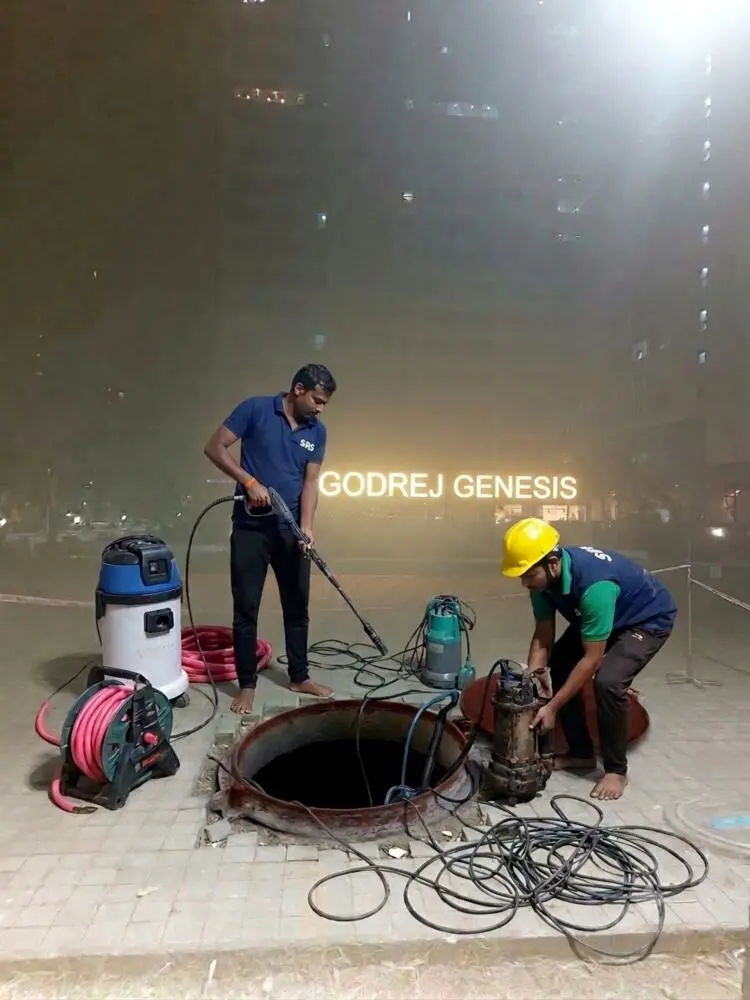 Underground tank cleaning equipment set up at a commercial complex, Salt Lake Sector 5