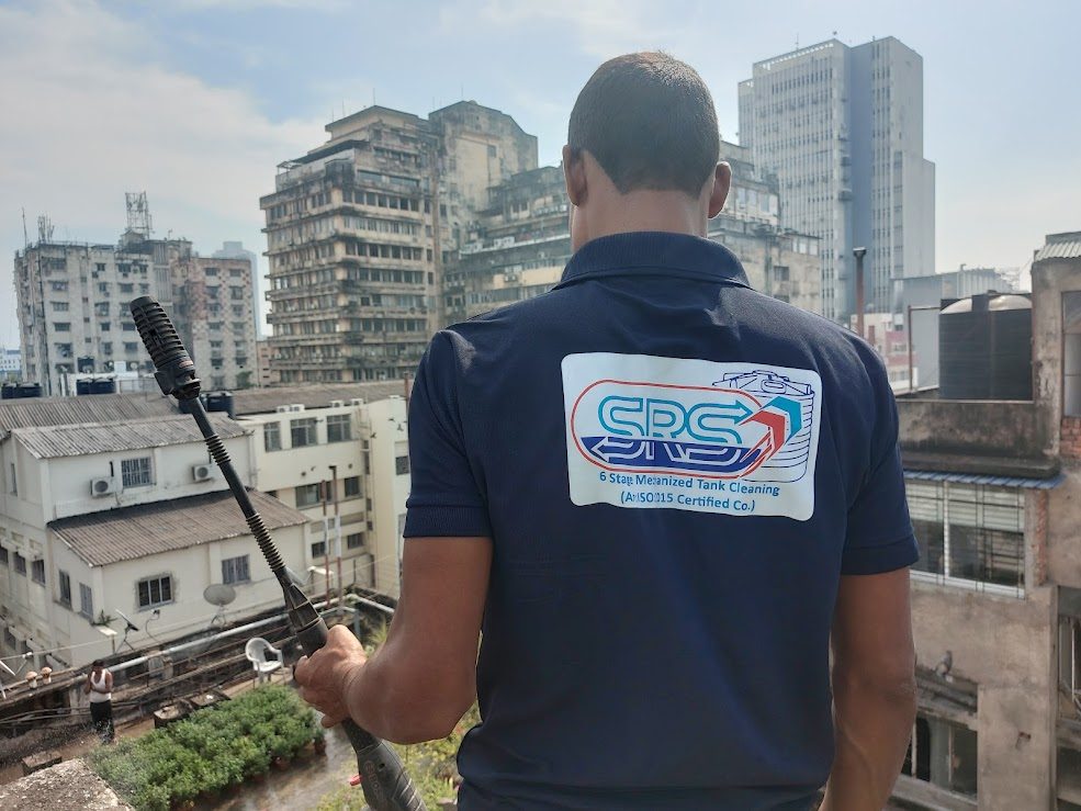 SRS technician on a Kolkata rooftop, ready for mechanized tank cleaning